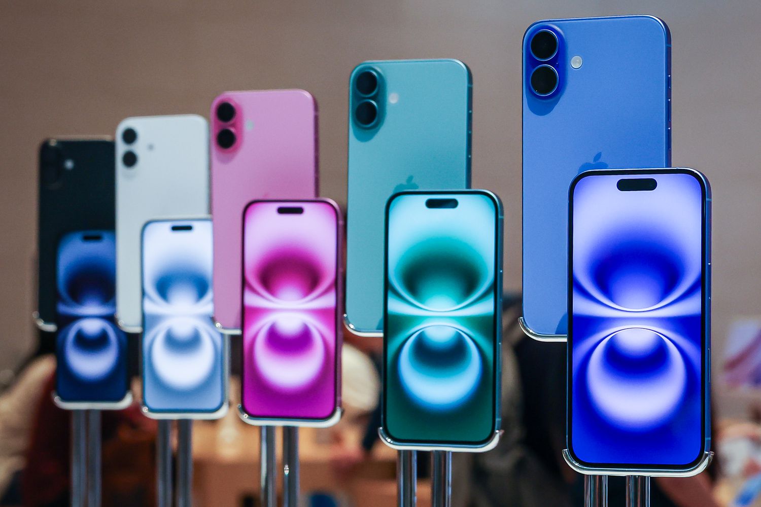 Apple to Invest $500 Billion in U.S. Over Next Four Years, Including AI Factory in Texas