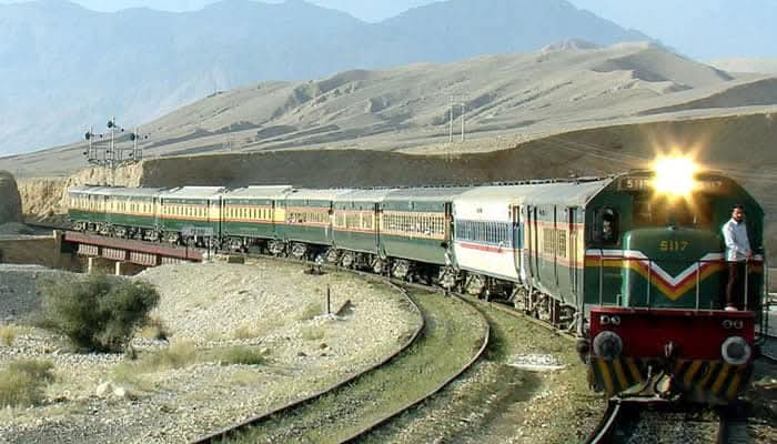 Firing on Jaffer Express from Quetta to Peshawar, Driver Injured Quetta: A firing incident took place on the Jaffer Express passenger train in Bolan.