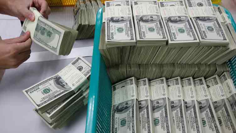 Dollar Struggles Amid Trade War Concerns, Yen Gains on Policy Outlook