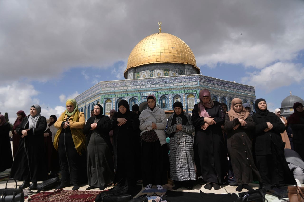 🕌 Muslim Worshippers Gather for Friday Prayers at Al-Aqsa During Ramadan