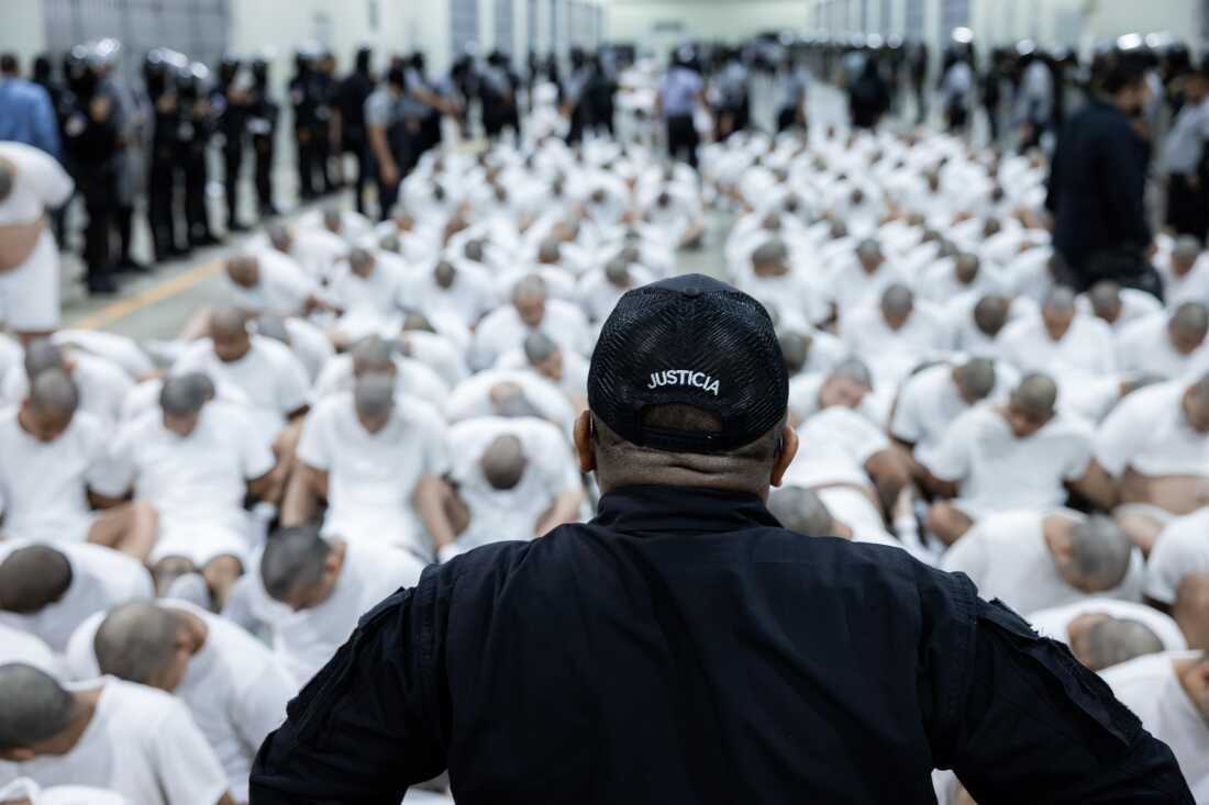 US Deports Over 200 Alleged Venezuelan Gang Members to El Salvador