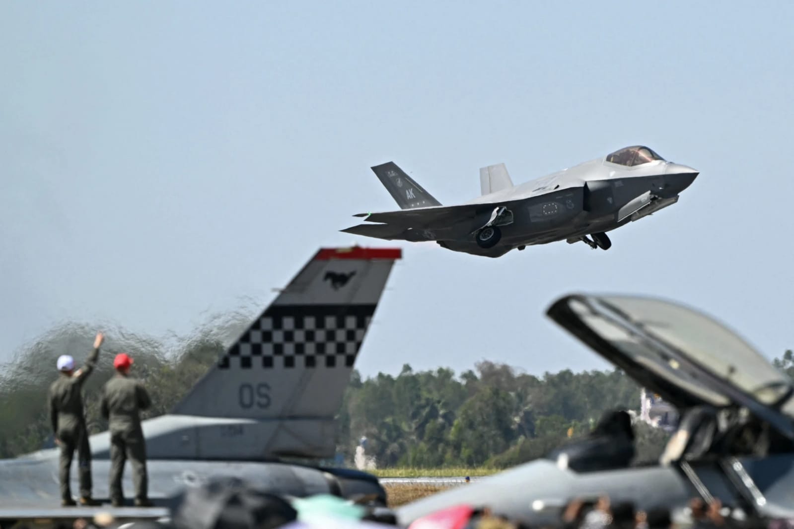 Canada Explores Alternatives to U.S. Fighter Jet Deal Over Security Concerns