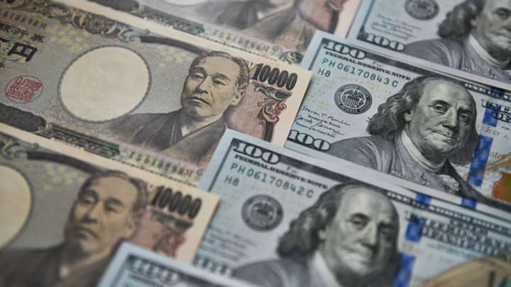 Yen Falls as Bank of Japan Holds Rates, Dollar Awaits Fed Decision