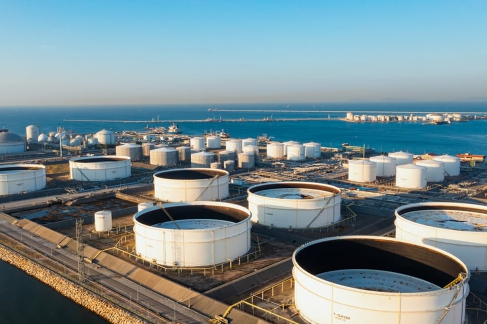 Oil Prices Rise on Strong U.S. Demand Outlook and Weaker Dollar