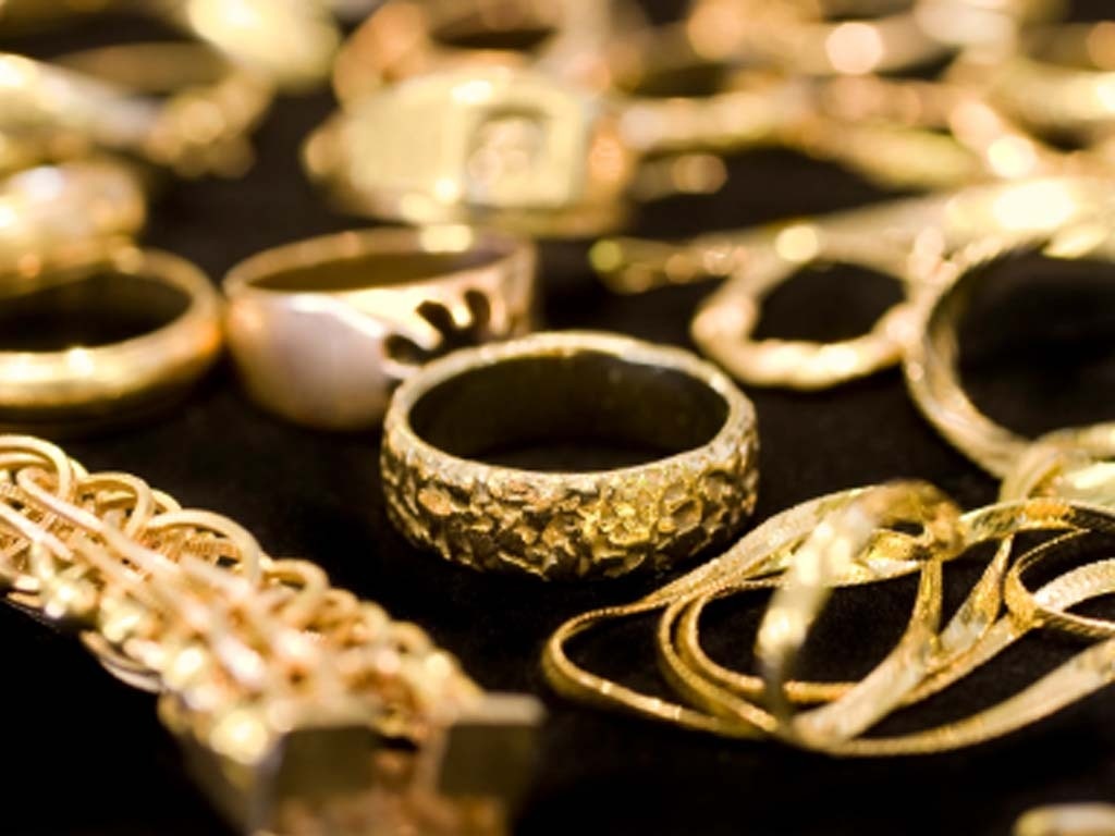 Gold Hits Record High as Fed Signals Rate Cuts