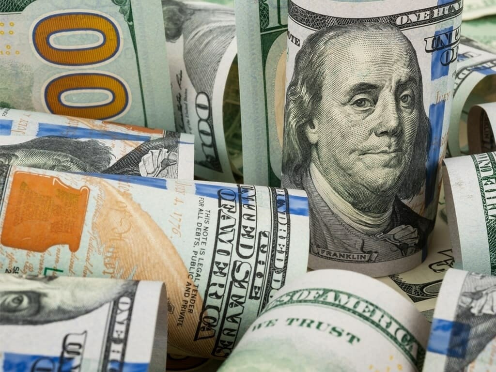 Dollar Edges Higher as Fed Signals Patience on Rate Cuts