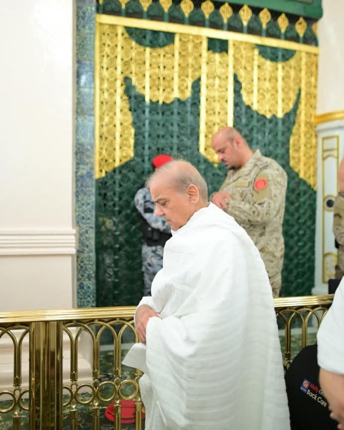 Prime Minister Shehbaz Sharif Offers Prayer at Masjid e Nabvi in Madina