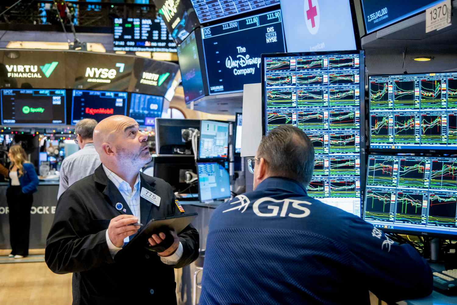 U.S. Stocks End Higher Amid Uncertainty Over Tariff Timing and Size