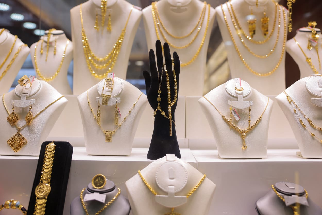 Gold Prices Hold Steady as Traders Await New Catalysts