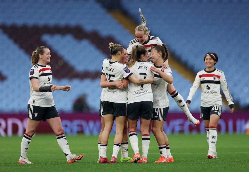 Manchester United Dominates Aston Villa 4-0, Chelsea Wins Late Against Manchester City