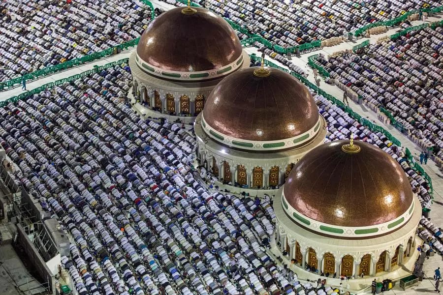 Muslims Gather in Mecca for Laylat al-Qadr Prayers