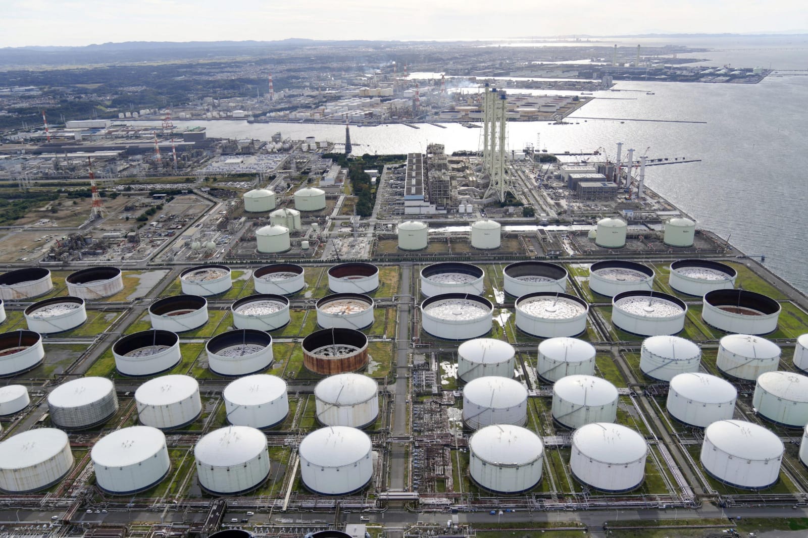 Oil Prices Drop Over 3% Amid U.S.-China Trade Tensions