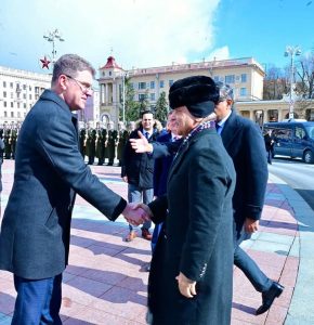 Headline News: Prime Minister Shehbaz Sharif Welcomed by Minsk Mayor at Victory Monument