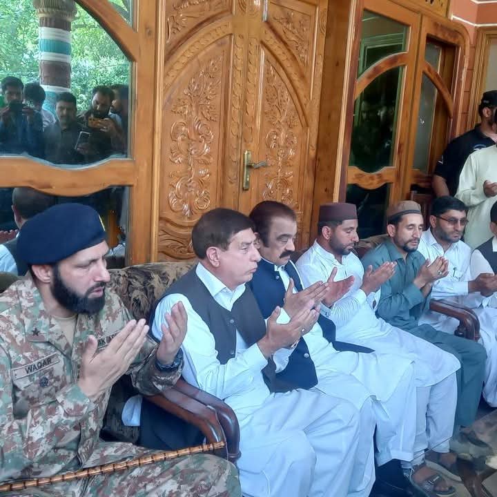 Pakistani Leaders Condole Imam’s Martyrdom in Shawai, Present Aid to Family