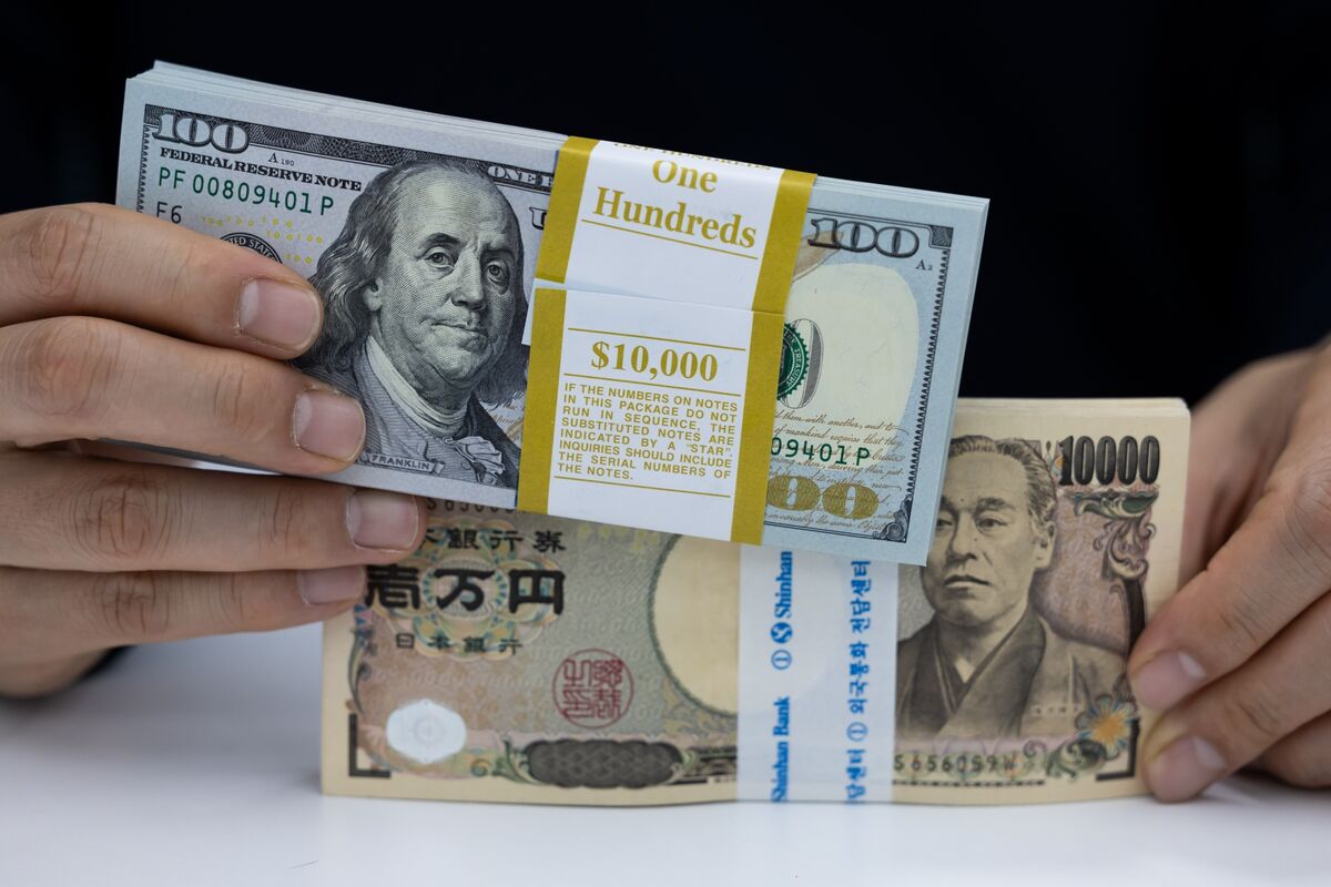 US Dollar Falls to One-Week Low Against Yen Amid Credit Downgrade and Trade Tensions