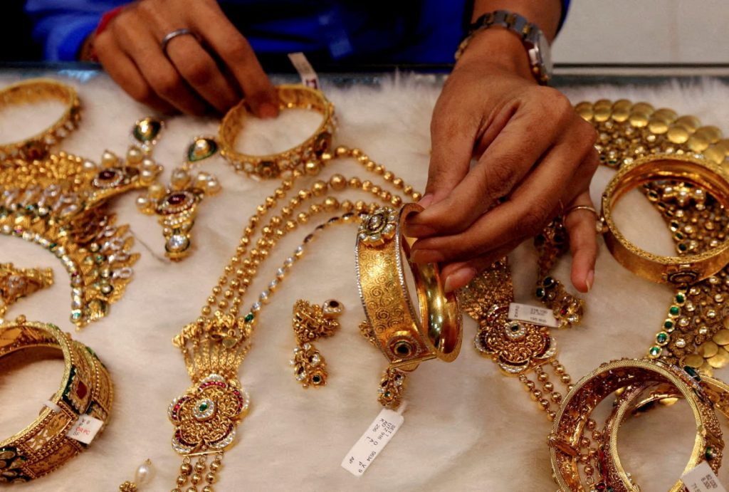 Gold Prices Rise Nearly 1% to One-Week High on Weak Dollar, US Fiscal Concerns