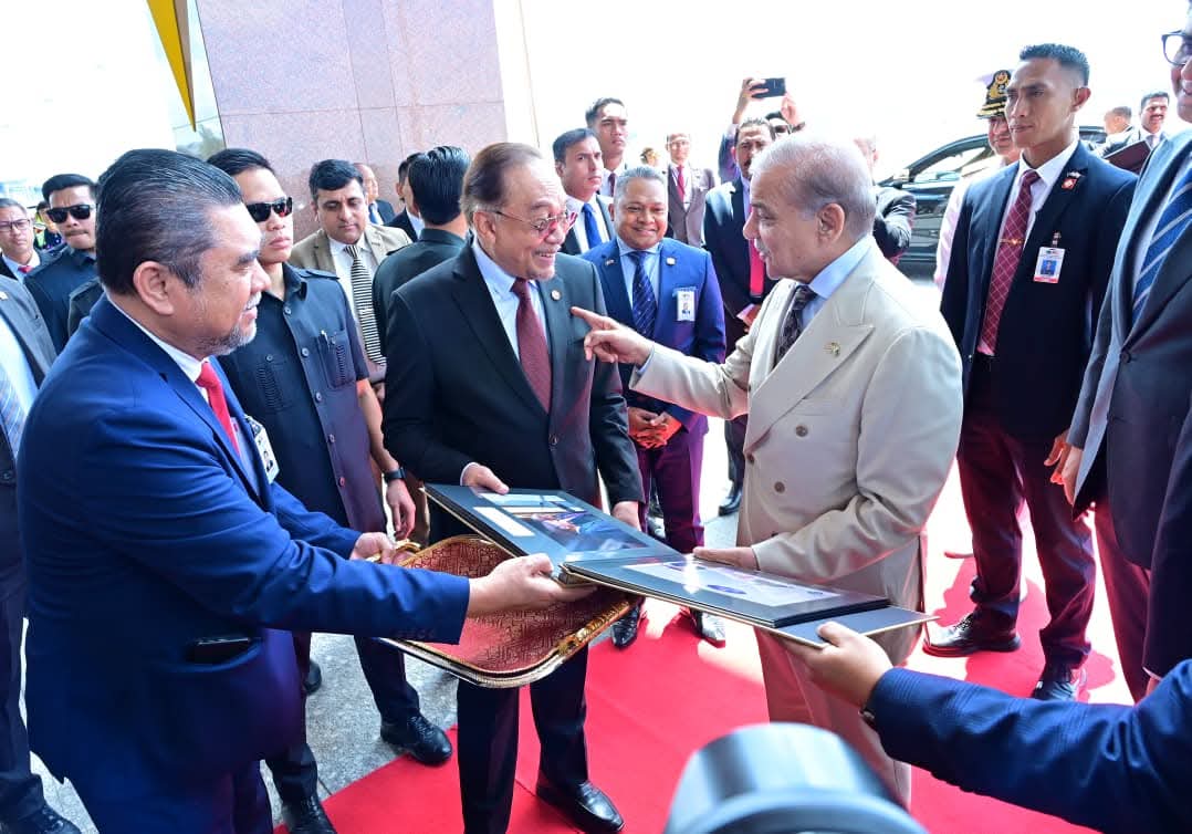 Anwar Ibrahim Presents Photographic Album to Shehbaz Sharif