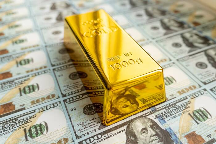 Gold Prices Fall as Dollar Strengthens Ahead of US Economic Data
