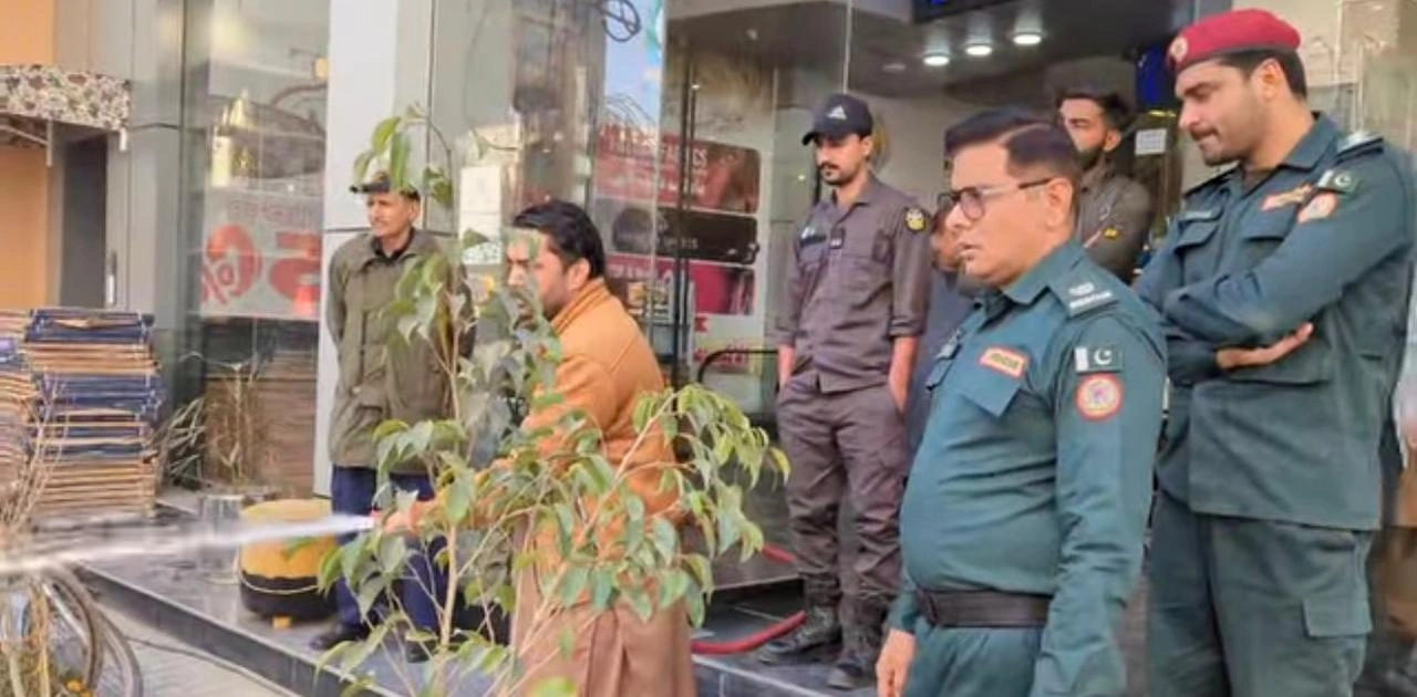 Rescue 1122 Conducts Building Safety Inspection in Mandi Bahauddin, 15-Day Notice Issued