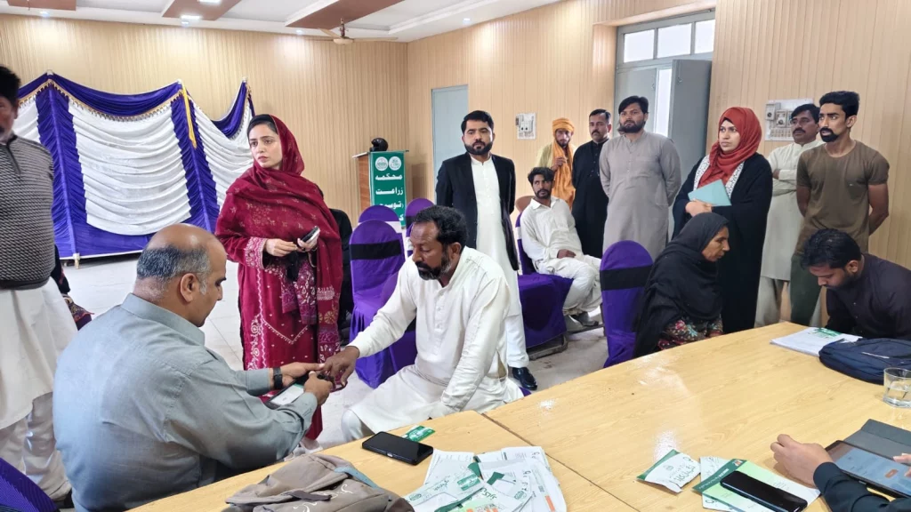 AC Erum Shahzadi Visits Nigehban Card Activation Center