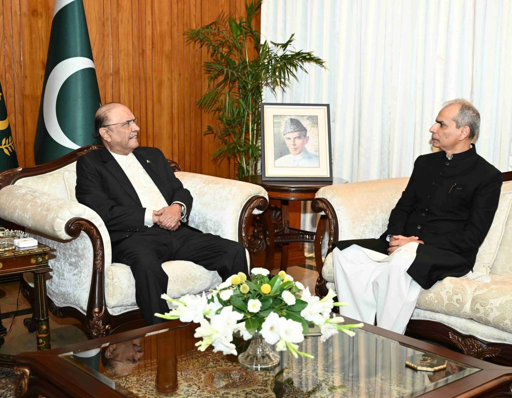 Asif Ali Zardari Meets Naveed Kamran Baloch After Oath as Federal Ombudsman at Aiwan-e-Sadr