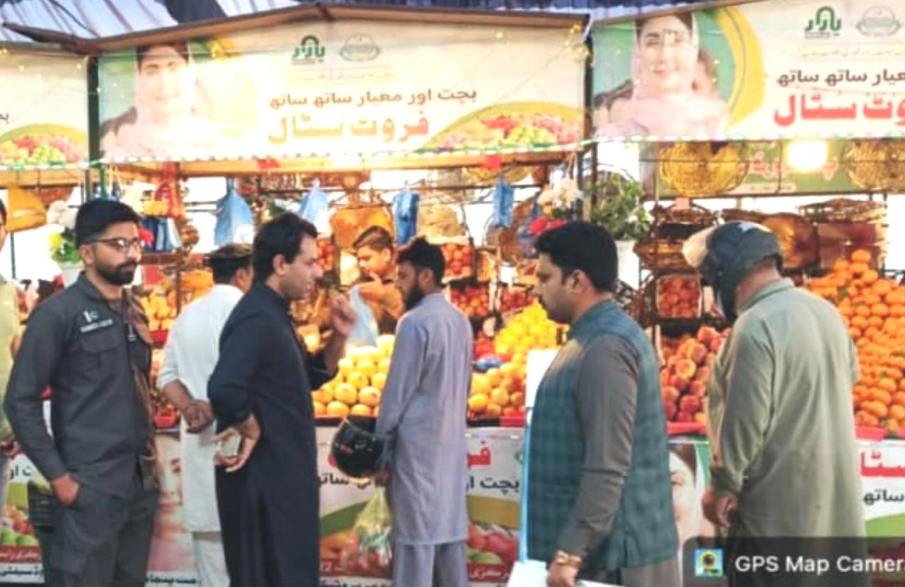 Deputy Commissioner Adeel Haider Chaudhry Reviews Facilities at Nighban Ramadan Bazaar in Mandi Bahauddin