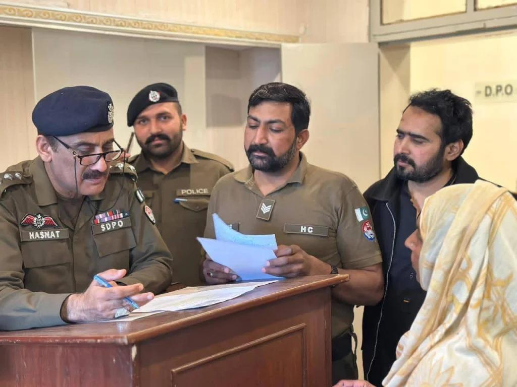 DSP Syed Hasnat Hussain Shah addressing citizens during Open Court Mandi Bahauddin at DPO Office, listening to public complaints and issuing on-the-spot orders for resolution