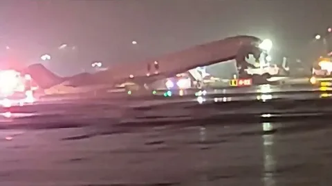 LaGuardia airport runway collision pilot co-pilot killed airport shut 2026