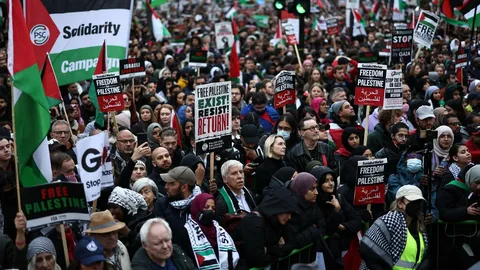 pro-Palestine rally London — demonstrators on Albert Embankment waving Palestinian flags at Al-Quds Day static demonstration March 15 2026 after march ban