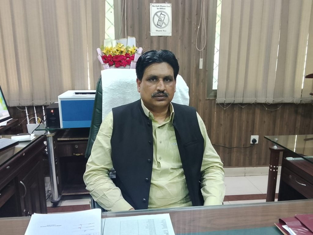 DAO Faisalabad Rai Muhammad Sabir addressing citizens issues
