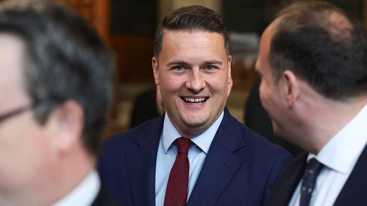 UK Health Secretary Wes Streeting walks out of 10 Downing Street after resignation UK government latest news May 2026