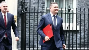 UK Health Secretary Wes Streeting walks out of 10 Downing Street after resignation UK government latest news May 2026