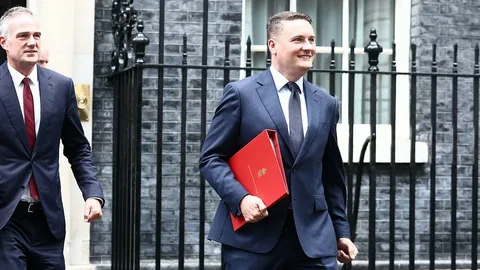 UK Health Secretary Wes Streeting walks out of 10 Downing Street after resignation UK government latest news May 2026