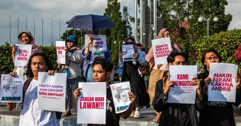 Indonesian human rights activist protests after Andrie Yunus acid attack case verdict