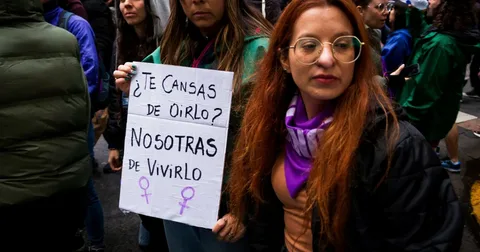 Argentinian women protesting in Buenos Aires against gender-based violence and demanding stronger women’s rights and justice reforms.