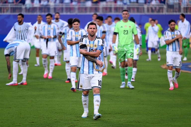 England and Argentina players clash during World Cup rivalry match at 2026 tournament