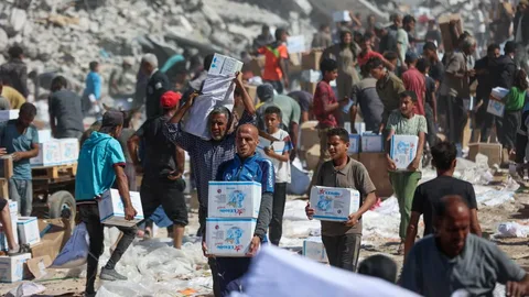 Displaced Palestinian families in a crowded Gaza shelter during the 2026 humanitarian crisis