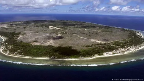 Map and flag of Naoero, formerly known as Nauru, a small island country in the Pacific Ocean in the continent of Oceania