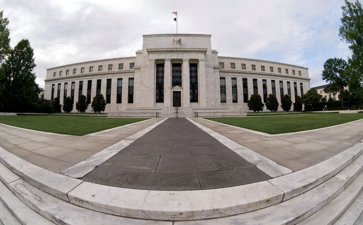 Wall Street traders watching a screen showing the US Federal Reserve interest rate decision