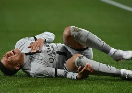 Kylian Mbappé knee injury during France football match