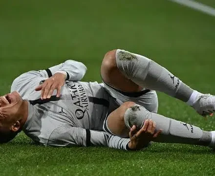 Kylian Mbappé knee injury during France football match
