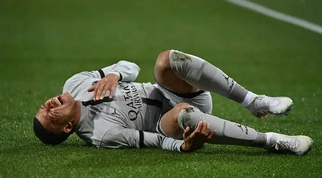 Kylian Mbappé knee injury during France football match